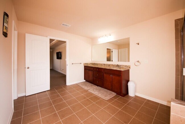 Building Photo - 3415 Pointe Vecchio Cir