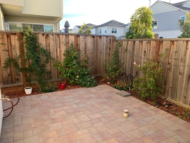 Building Photo - Schooner Way 4 bed 3 bath