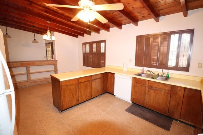 Building Photo - 3 Bedroom 2 Bathroom