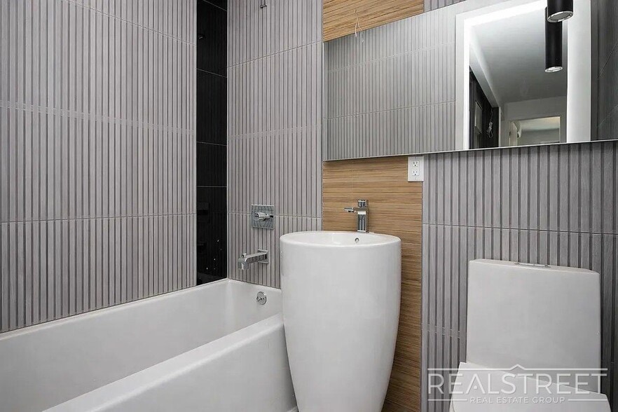 Building Photo - Winthrop St