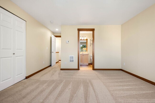 Building Photo - 3 bedroom/ 2.5 bathroom townhouse in Licton Springs