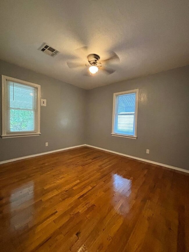 Building Photo - Must See 3 Bedroom