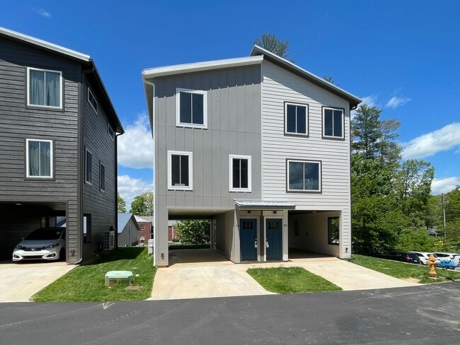Primary Photo - Beautiful Compact Cottage in South Asheville