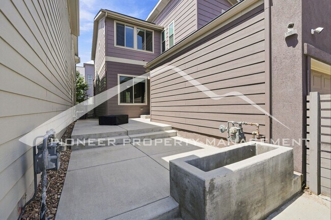 Building Photo - Gorgeous Home with Central AC and Washer/Dryer