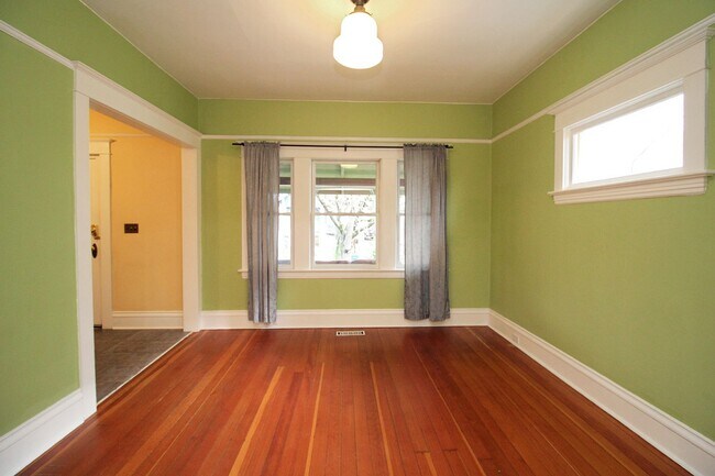 Building Photo - Delightful Remodeled Alberta Arts 3 Bed/2 Bath Bungalow