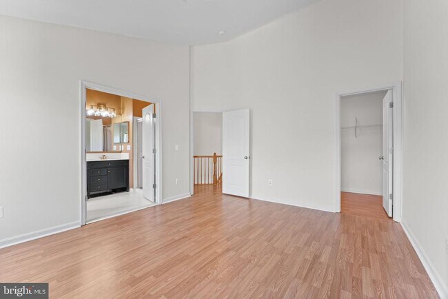 Building Photo - 702 Anoosh Ct