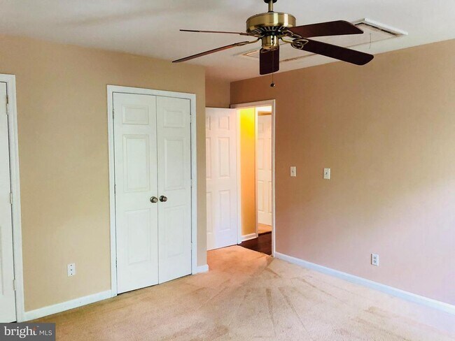 Building Photo - 2021 State Room Dr