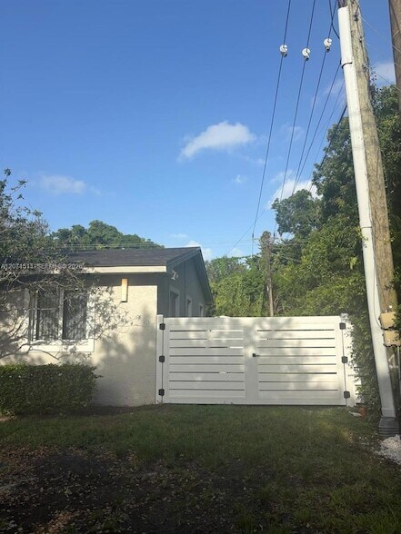 Building Photo - 12253 SW 82nd Ave