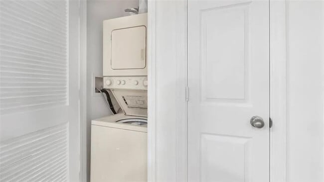 Building Photo - 533 NE 3rd Ave