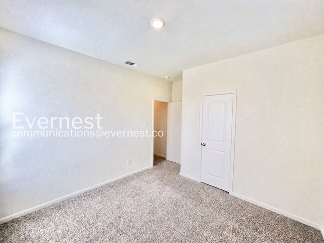 Building Photo - 4 Bed/2 Bath Home with Garage / Available Now!