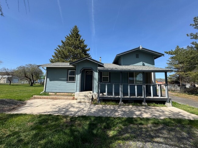 Building Photo - Adorable Renovated Farmhouse!