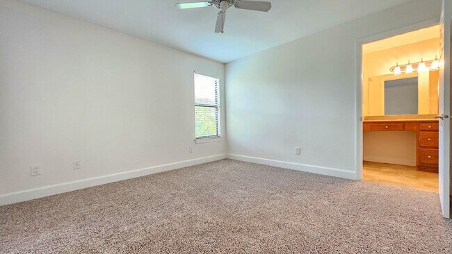 Building Photo - PALMER RANCH! VINTAGE GRAND 2 BED/2 BATH C...