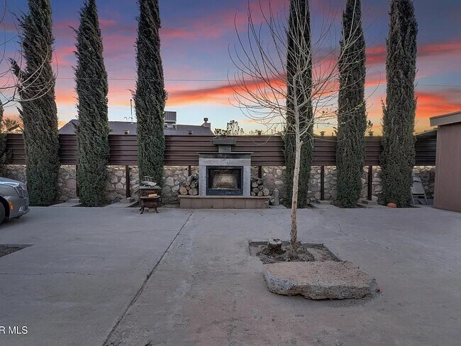 Building Photo - 5733 Saplinas Rd