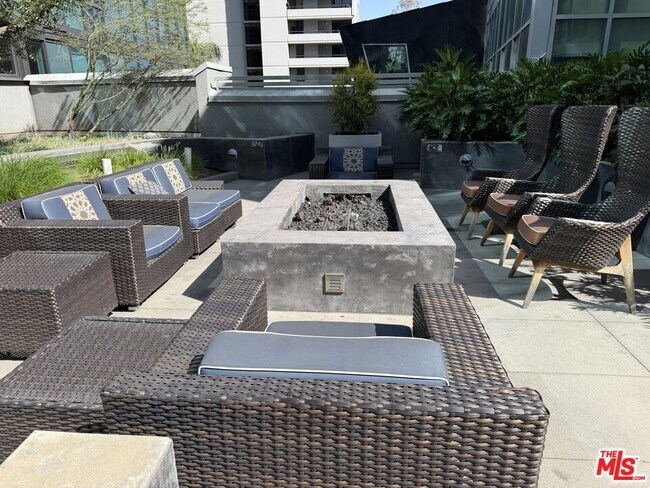 Building Photo - 901 Flower St