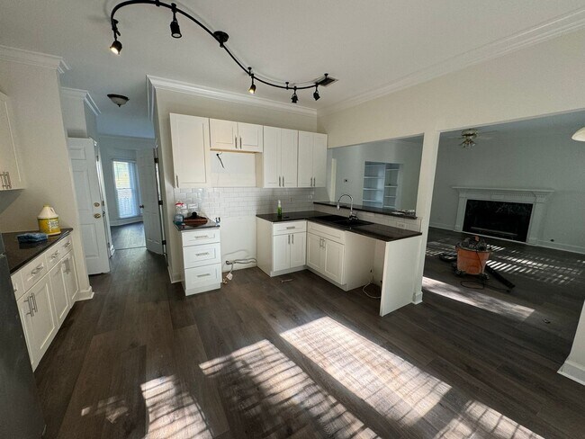 Building Photo - Updated House in Hampton Park!