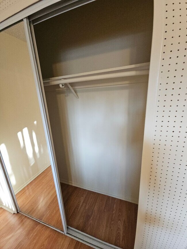 Building Photo - Newly Renovated Unit