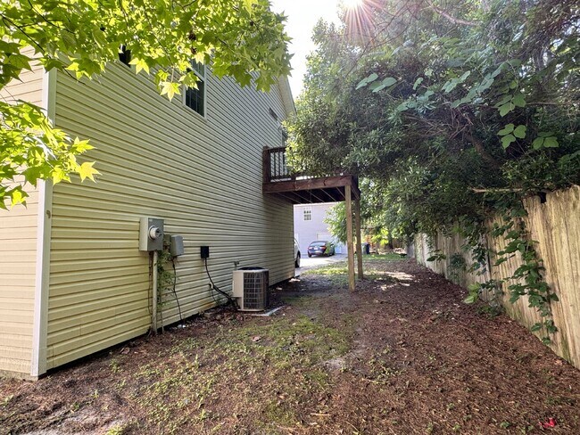 Building Photo - 3 BD/2 BA - Two Story Home in Mid-town Wil...