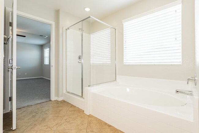 Building Photo - Exquisite 5 bedroom 4 bathroom home with fresh paint and new carpet waiting for you!