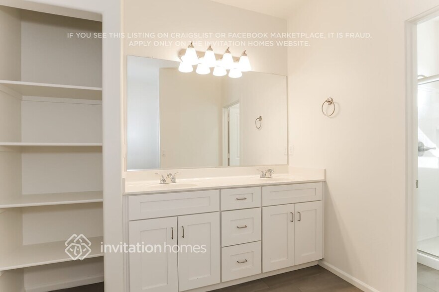 Building Photo - 16440 S 10th St