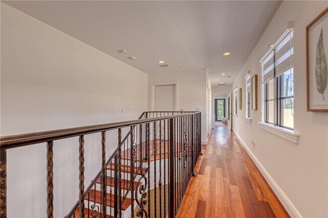 Building Photo - 1206 NE 1st St