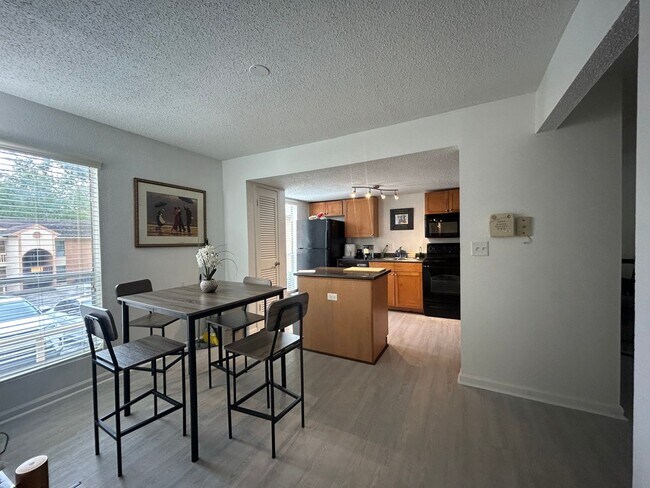 Building Photo - Newly Updated & Stylishly Furnished Room f...