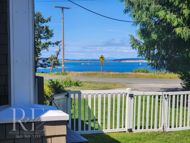 Building Photo - Stunning Water-View Haven