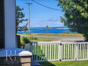 Building Photo - Stunning Water-View Haven and Stress-free ...