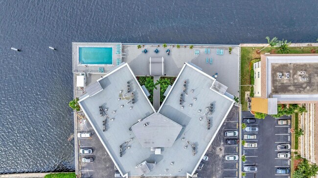 Building Photo - 1913 S Ocean Dr