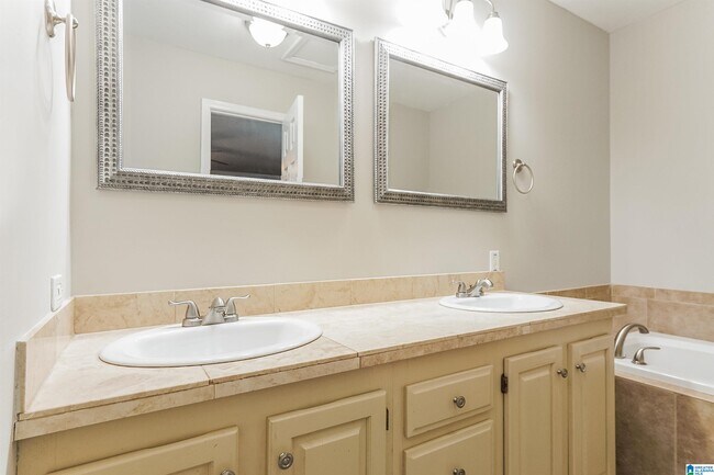 Building Photo - 431 Laurel Woods Trce