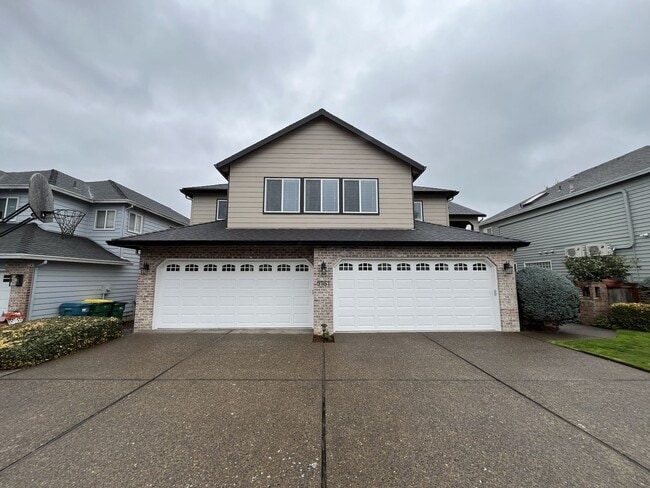 Building Photo - Grand 5 Bedroom Home Featuring 19ft Ceilings, Family Room & Main-Level Suite