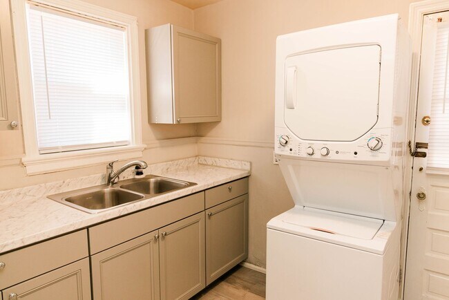 Building Photo - LEASING SPECIAL: 1/2 MONTH FREE IF SIGNED BY 8/10/2026