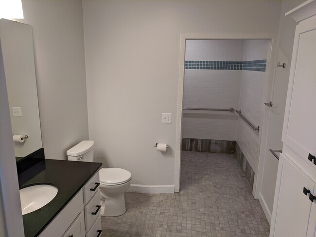 Large Bath - 781 Ross Rd