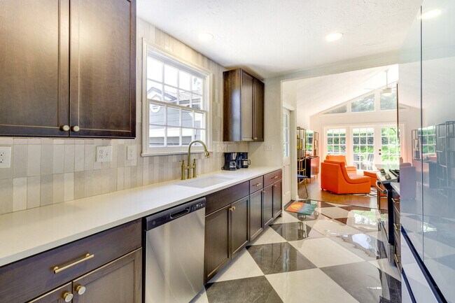 Building Photo - 15 S Lawsona Blvd