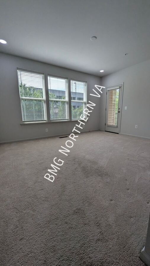Building Photo - 2576 Neabsco Common Pl
