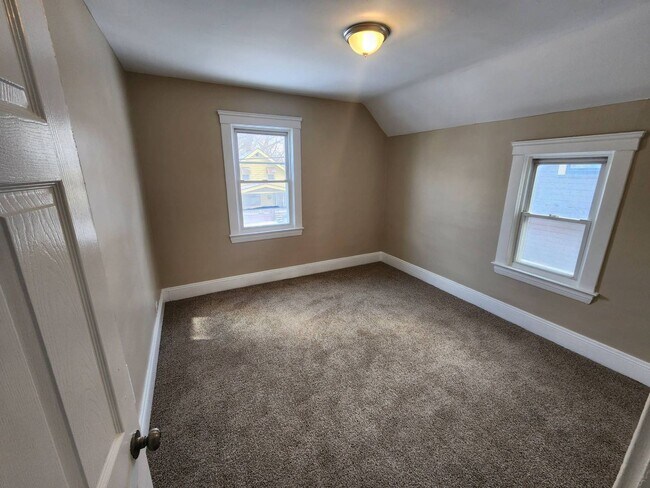 Building Photo - Charming 4-Bedroom Property in Prime Location