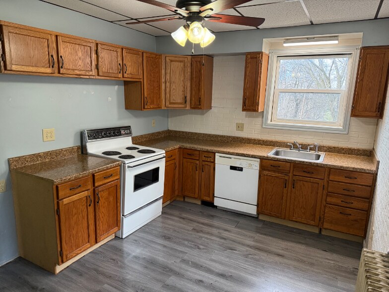 Primary Photo - 9 E Main St