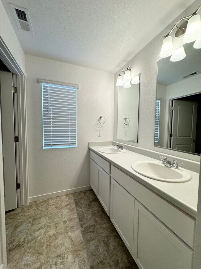 Building Photo - Built in 2024! 5 bedroom 3 Bath House in W...