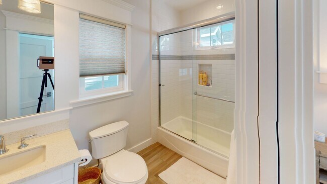 Building Photo - 3bed/3.5 Bath School Year Rental