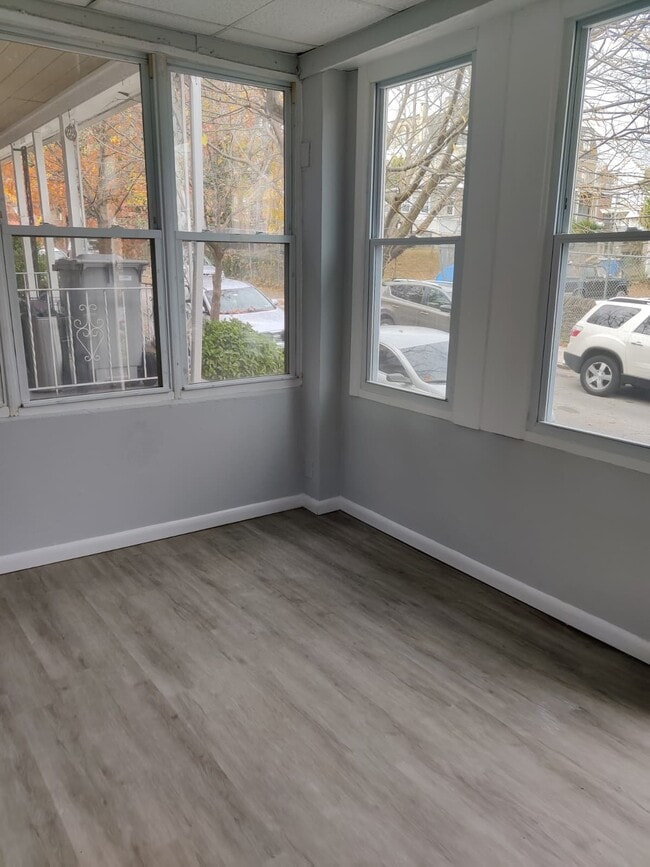 Building Photo - 532 E Mayland St