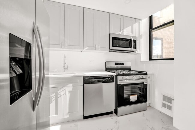 Building Photo - 1255 5th Ave