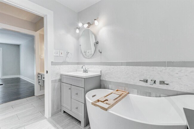 Building Photo - 22222 Greenbrook Dr