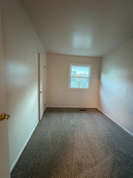Building Photo - 2106 Piccadilly Ave