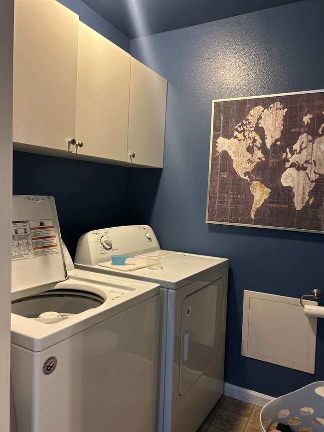 Building Photo - Century 21 Gold Rush - 3 bed, 2.5 bath (North Pole)