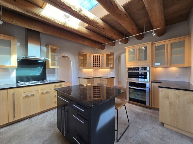 Building Photo - 624 Alto St