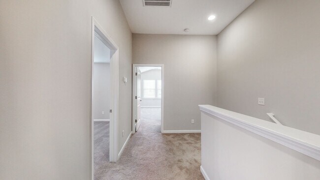 Building Photo - 3 Bedroom 2.5 Bathroom Townhome - The Comm...