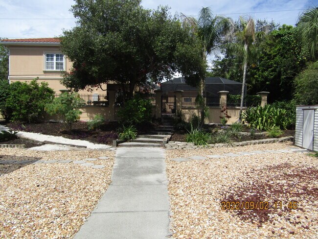 Building Photo - 736 Cadiz Rd