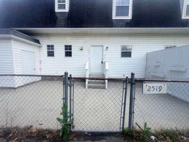 Building Photo - 2519 Cedar Ln
