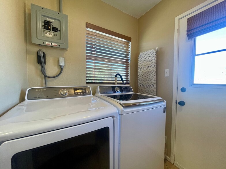 Building Photo - 7546 Sahara Ave