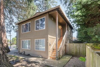 Building Photo - Updated, upstairs 2-bdrm/1-bath triplex apt—On-site w/d, off-street parking, near downtown St. Johns