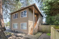 Building Photo - Updated, upstairs 2-bdrm/1-bath triplex apt—On-site w/d, off-street parking, near downtown St. Johns